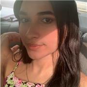 Mujer fascinada por enseñar y aprender de los estudiantes, dar clases a adolescentes